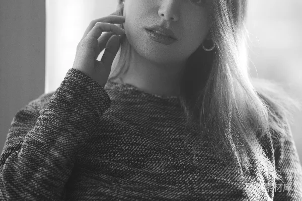 高清摄影 一位女性倚靠在窗边的黑白照片