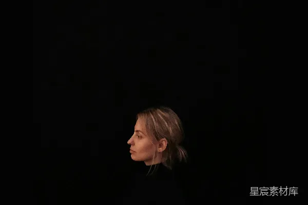 高清摄影 黑衣女子侧身穿着黑色上衣的极简主义摄影