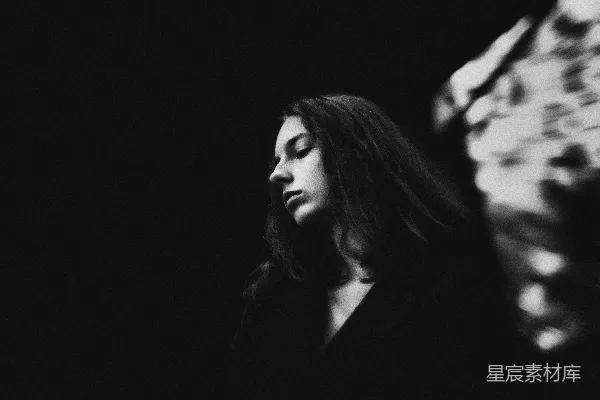 高清摄影 一位闭眼的女人黑白照片
