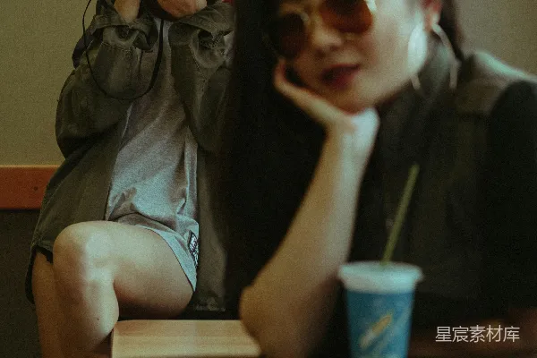 高清摄影 女人坐在椅子上拍照