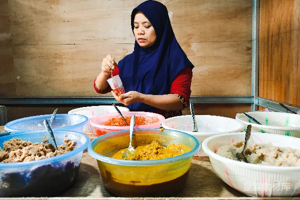 高清摄影 一位女子站在盛有碗的食物的桌子前