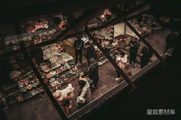 高清摄影 一群人在市场周围站立