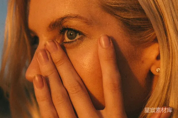 高清摄影 blonde-haired woman holding her cheek