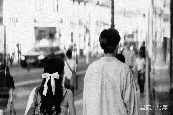 高清摄影 一个男人和一个女人走在人行道上
