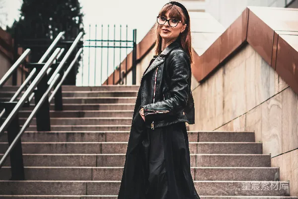 高清摄影 黑皮夹克女子站在楼梯上