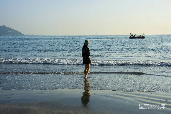 高清摄影 海滩上站着一个人在水里
