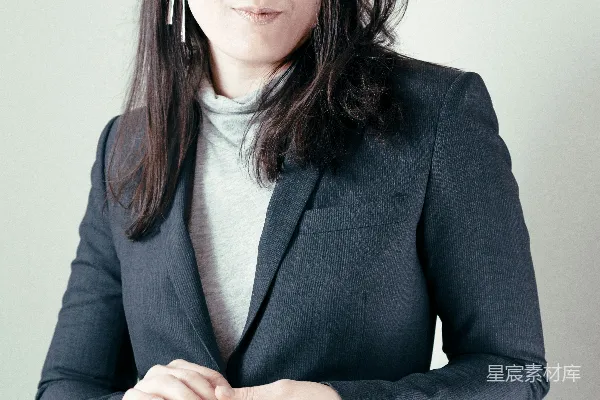 高清摄影 灰T恤衫和灰色西装外套的女人