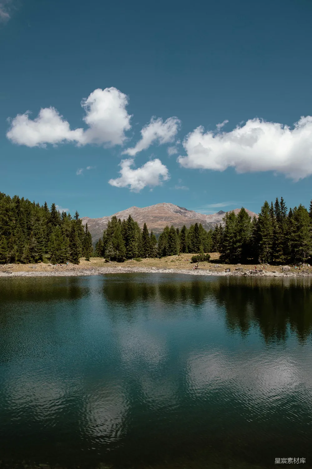 高清摄影 湖边有树木和山峰的背景