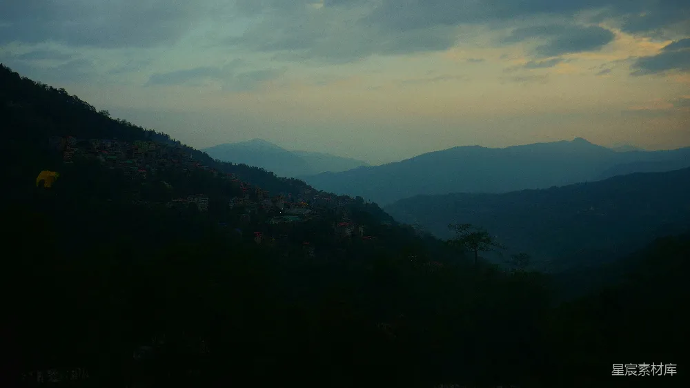 高清摄影  远处山脉的一景