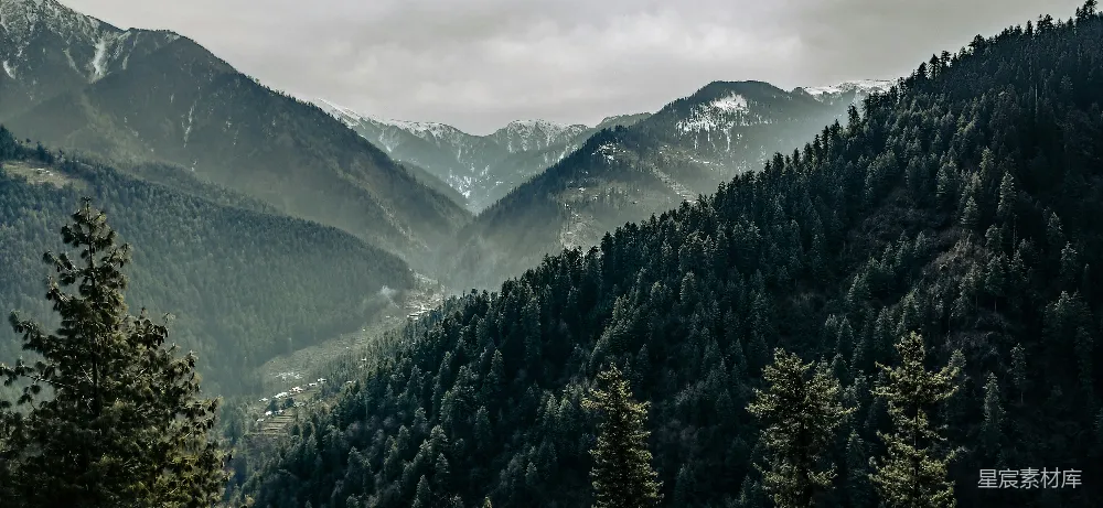 高清摄影 旅行 自然 壁纸 山间白天绿树