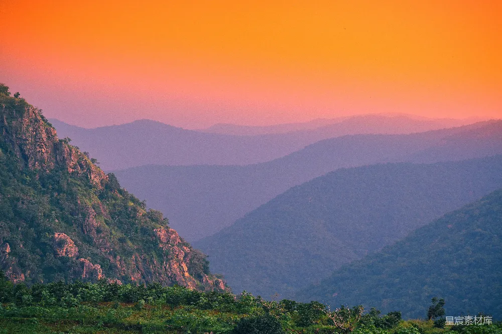 高清摄影 壁纸 旅行 自然 白天草地上山是绿色的