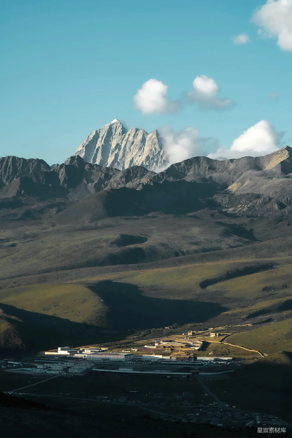 高清摄影  山峦美景中前景为游船的一幅画面