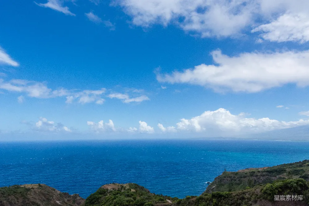 高清摄影 海边山峦上方的蓝色云层全景摄影