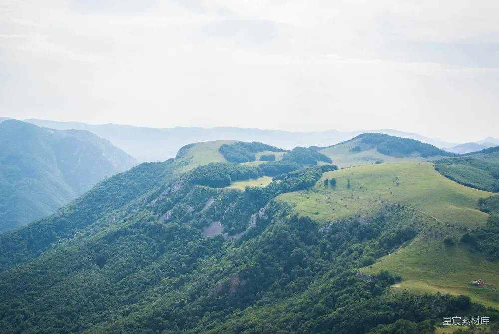 高清摄影 一幅山峦美景，绿坡环绕