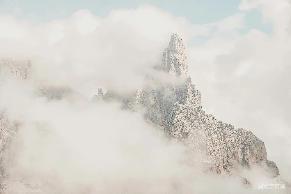 高清摄影 云海之中的山峦