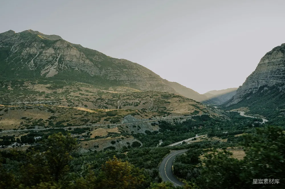 高清摄影 蜿蜒山路旁的风景山间小谷与树木