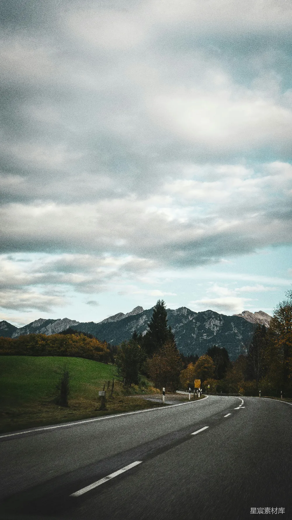 高清摄影 背景有山的一条漫长道路