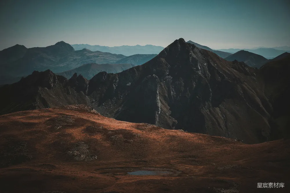 高清摄影  前景中有一座山脉和一片湖泊。
