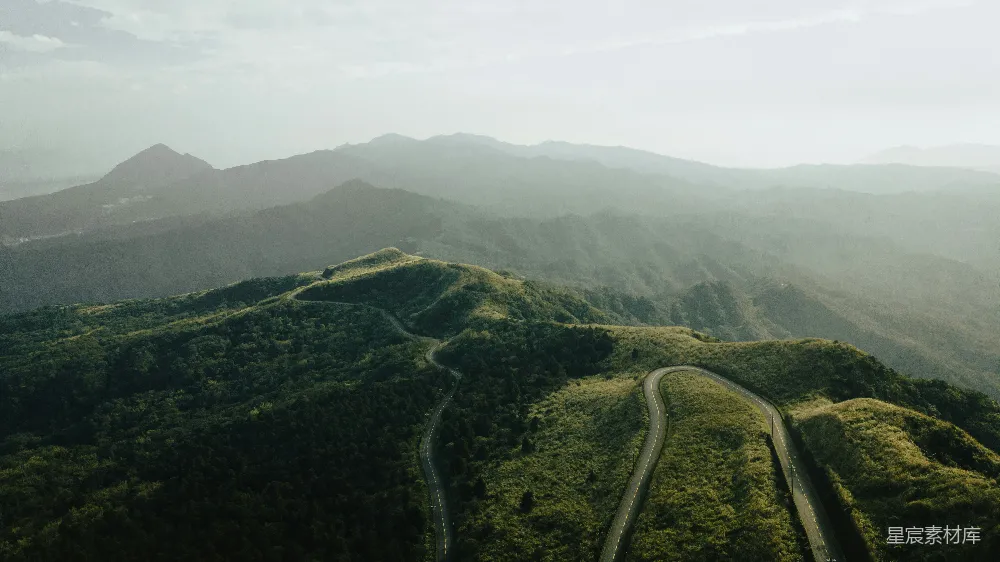 高清摄影  山间蜿蜒道路的俯视图