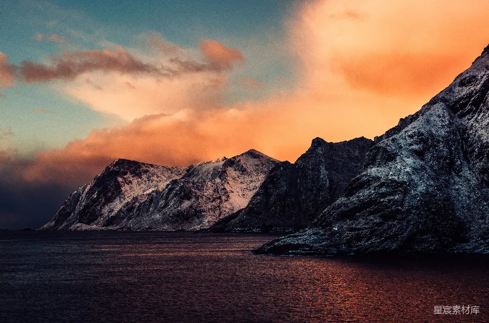 高清摄影 背景夕阳下的雪覆盖的山峦