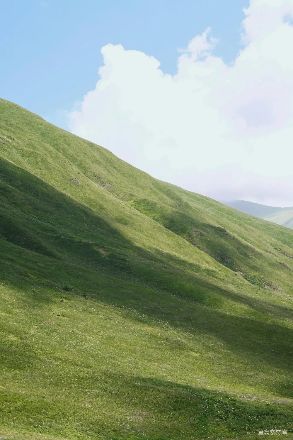高清摄影 壁纸 自然 实验性 旅行 绿草山坡下，云层密布的天空。