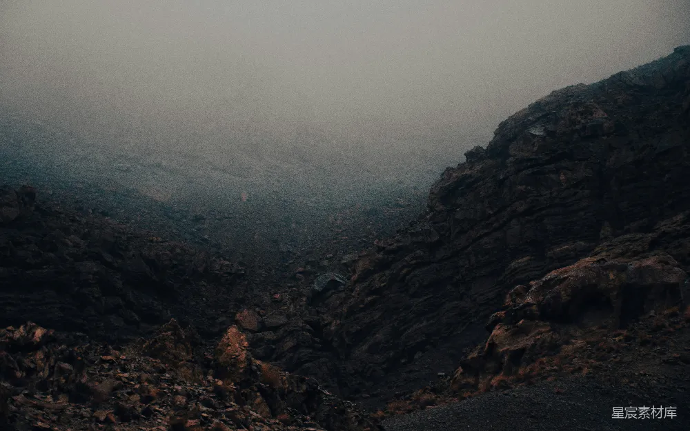 高清摄影 自然 雾蒙蒙的山间景色，岩石与草丛