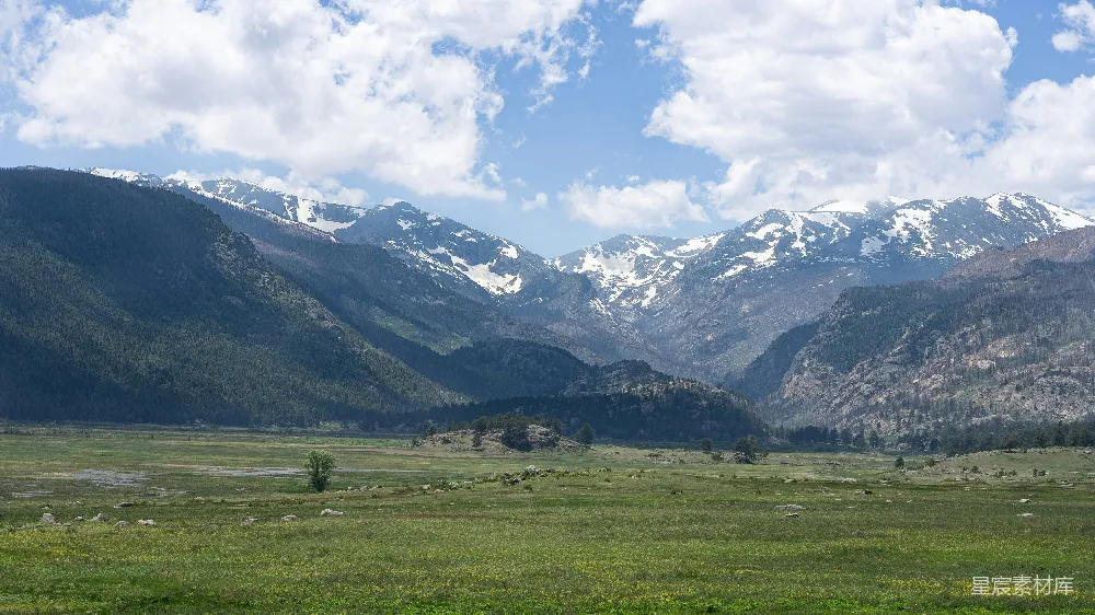 高清摄影  背景是山的草坡场地