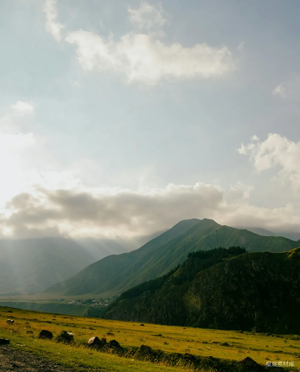 高清摄影  背景中的草甸与一座山峰。
