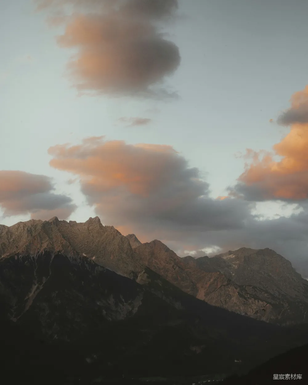高清摄影  山峦的景象，天空中云雾缭绕