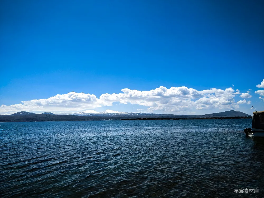 高清摄影  漂浮在一大片水体上的小船