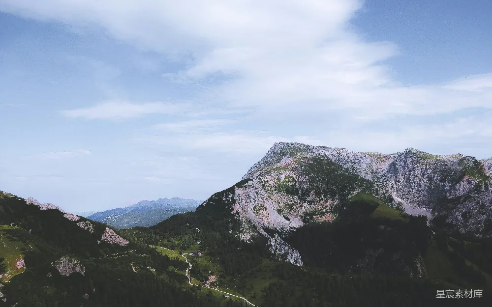高清摄影 白天绿山与灰山间白云和蓝天的景象