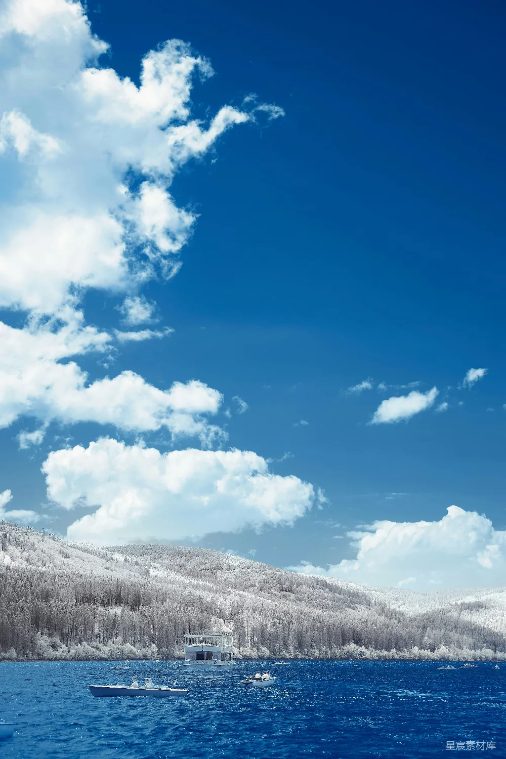高清摄影 实验性 雪覆盖的山峦上的白云