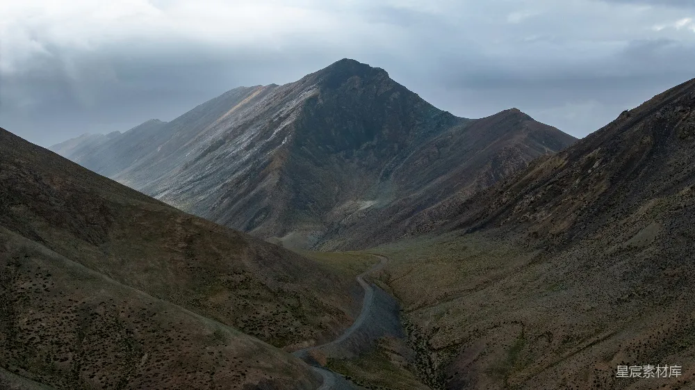 高清摄影 山中一条蜿蜒的道路