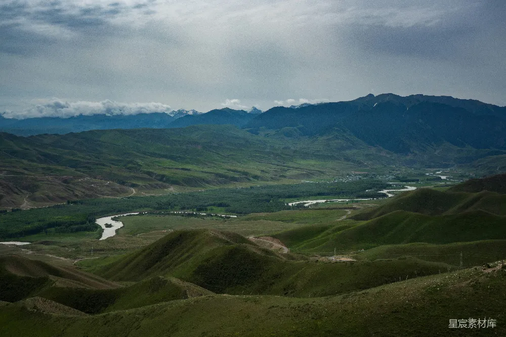 高清摄影 自然 绿意盎然的 landscapes 中间夹杂着一条河流穿越山间的山谷。