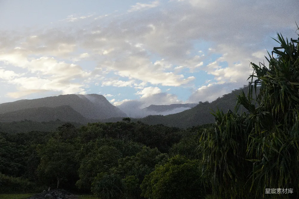 高清摄影  山峦之间云雾缭绕的一景