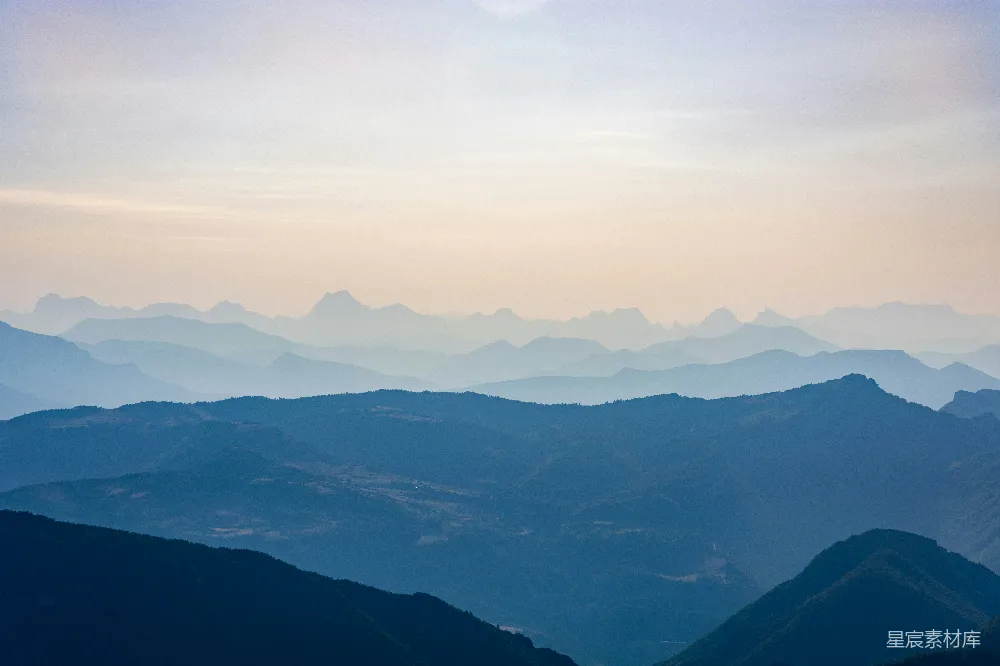 高清摄影 白天山间白云缭绕