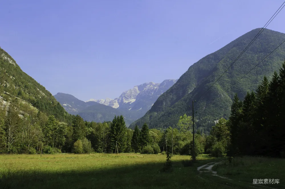 高清摄影 旅行 壁纸 自然 背景中有山的草地