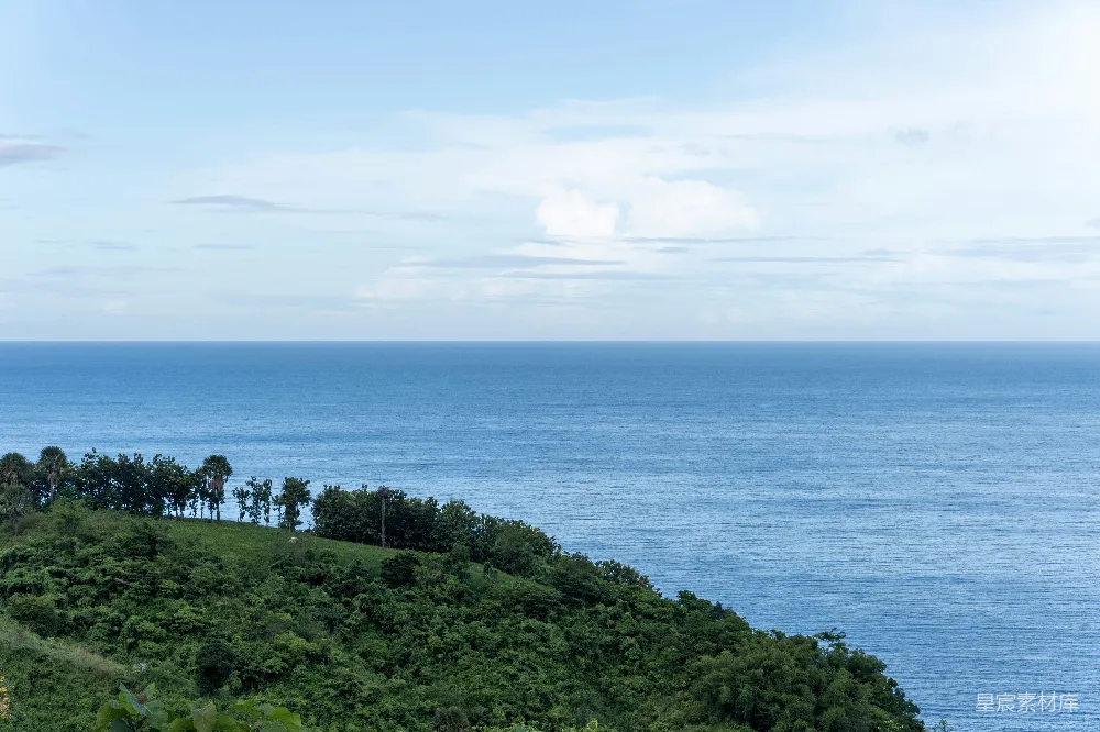 高清摄影 绿坡俯瞰浩瀚的蔚蓝海洋
