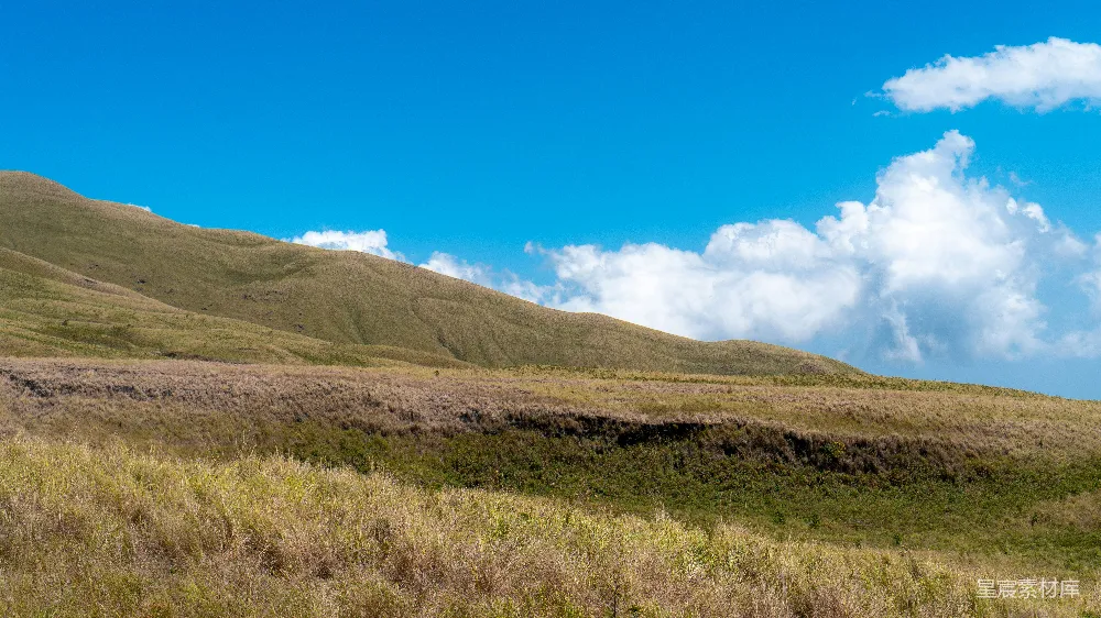 高清摄影 背景有一座山坡的草地场地