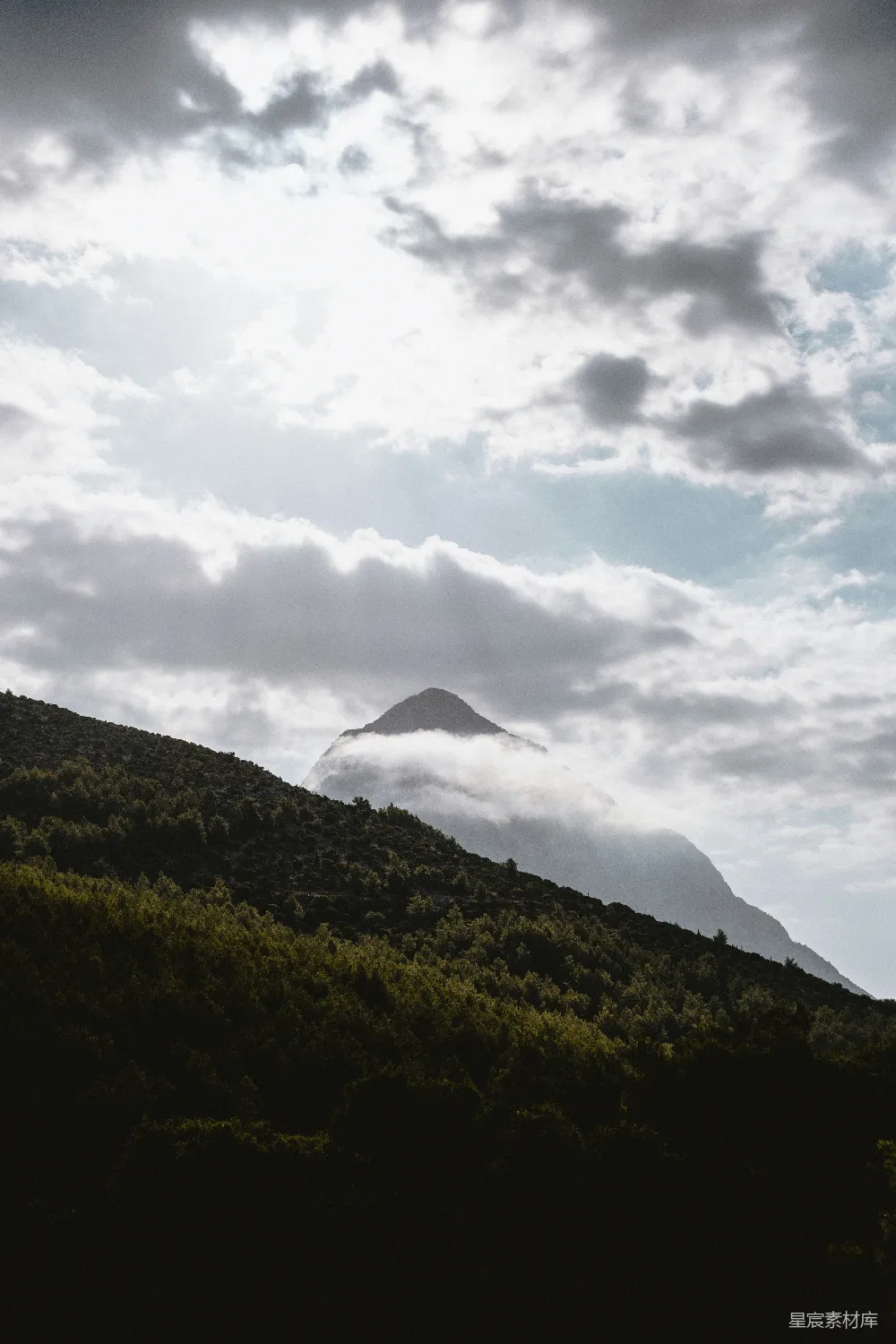 高清摄影  雾蒙蒙的山峰从云层中浮现出来