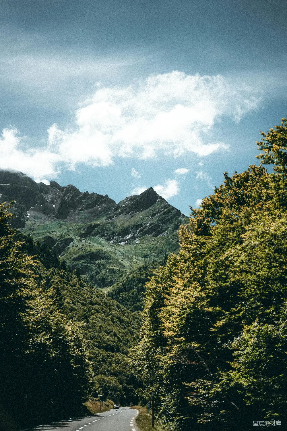 高清摄影 自然 山下绿树间白云当空白天时