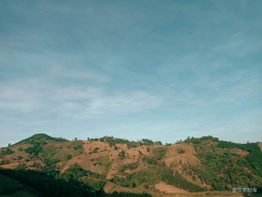 高清摄影  白天绿山与褐山映衬蓝天