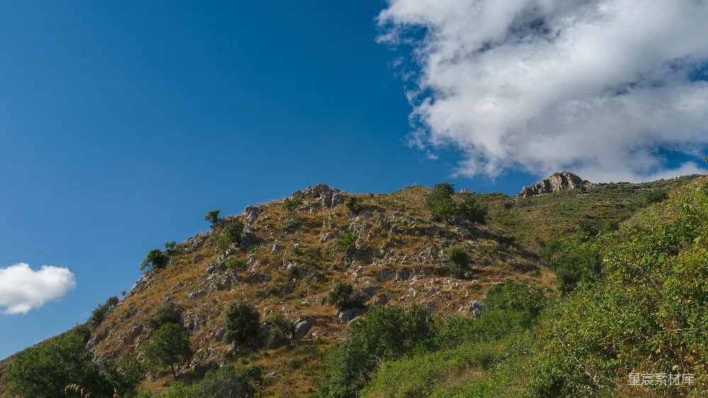 高清摄影 山景 自然 晴空 户外 风景 白天绿草地上蓝天下
