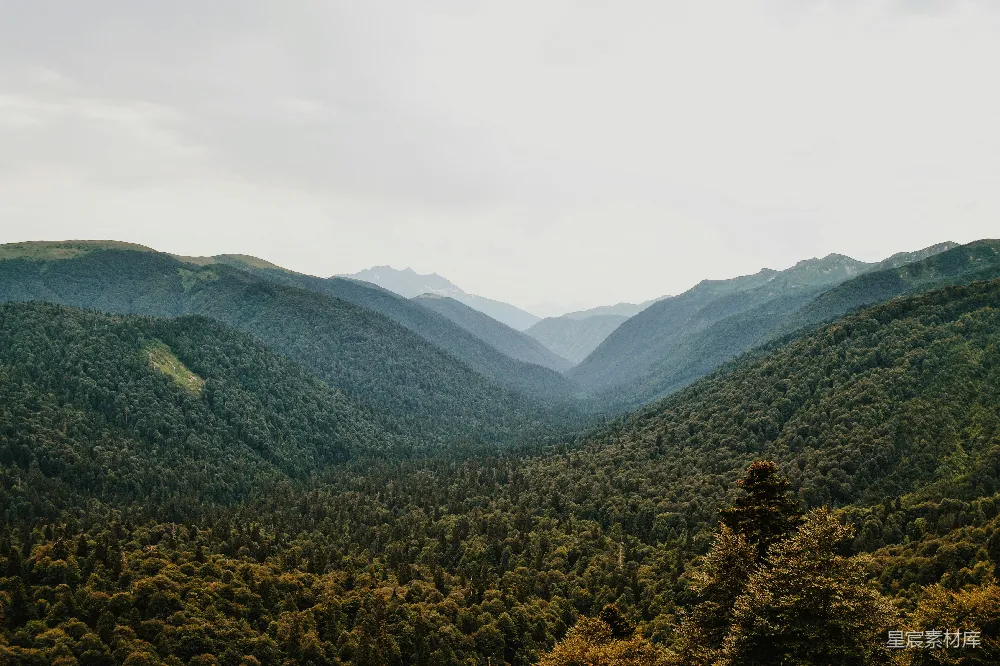 高清摄影 白天绿山映白天空