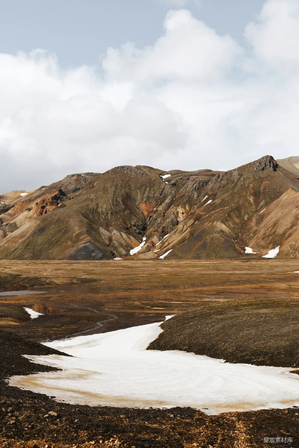 高清摄影  崎岖的山地景观，有山脉、雪地和阴云天空。