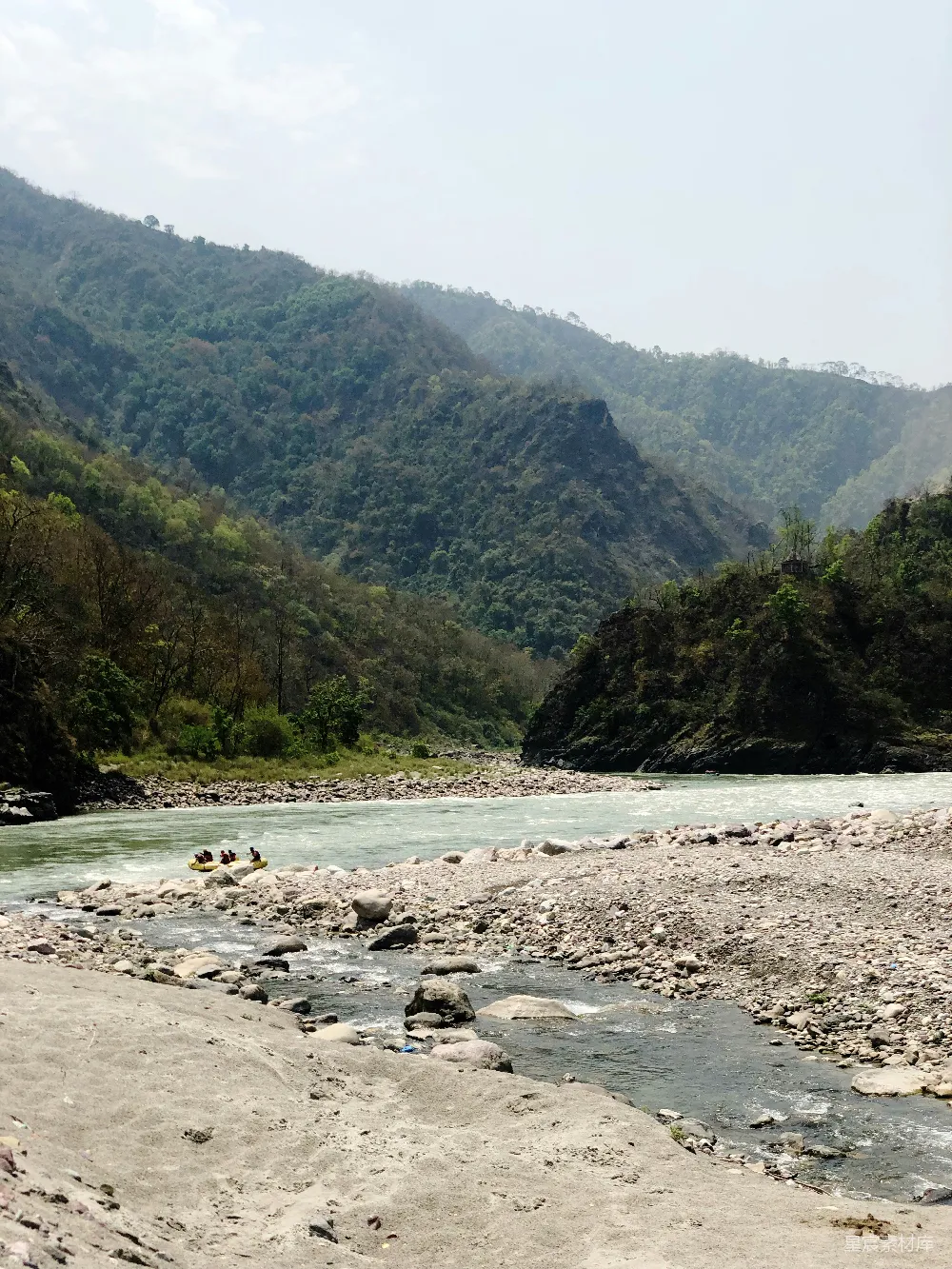 高清摄影 绿山在河畔白天景色