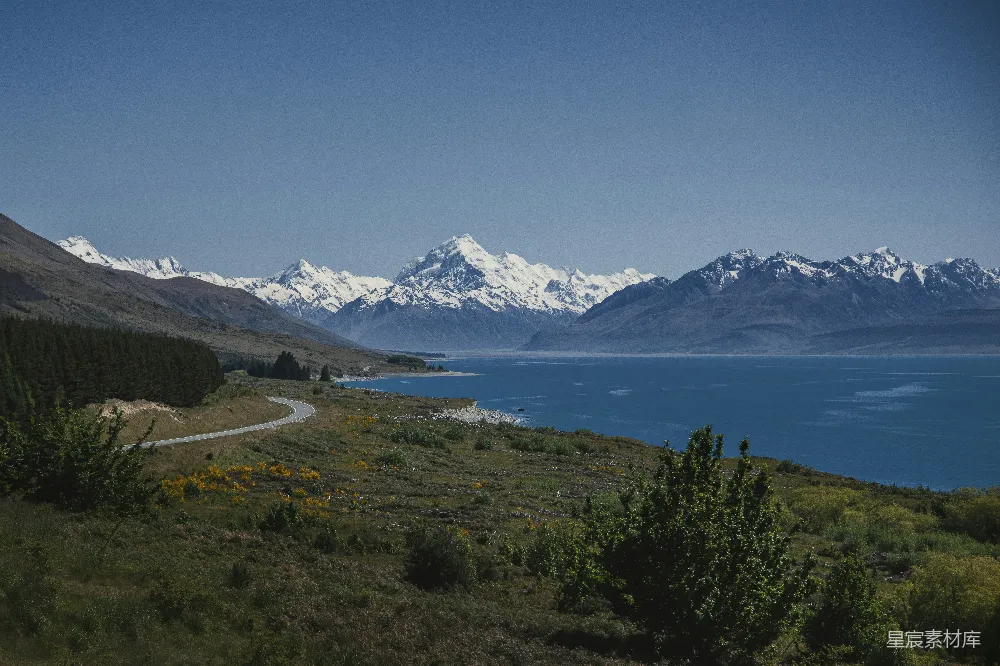 高清摄影 山峦间的美景，湖水在 foreground 显得格外引人注目。