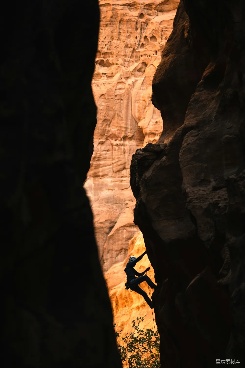 高清摄影 人物 旅行 一个男人在 cliffs 的侧边攀爬