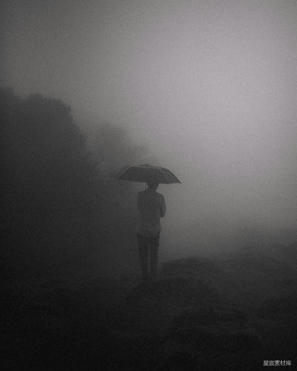高清摄影 一个男子拿着雨伞