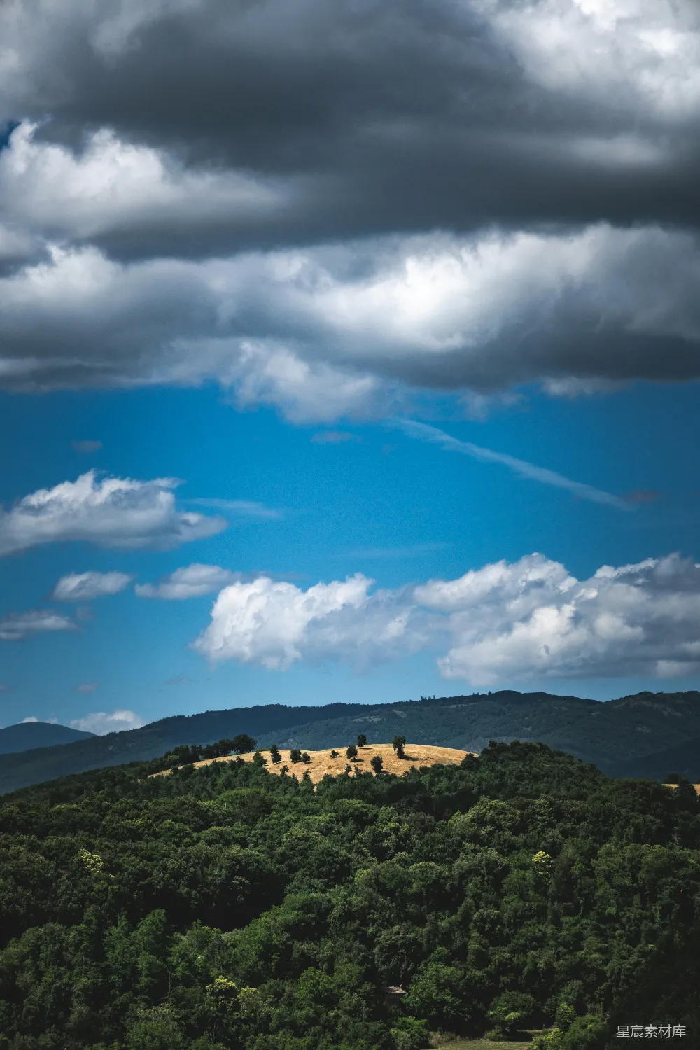 高清摄影 旅行 绿 hills 与 天空湛蓝 间 雾霭缭绕。